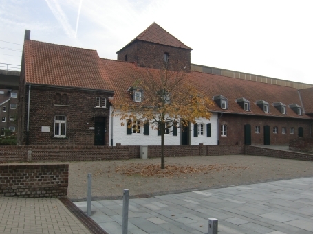 Duisburg-Huckingen : Düsseldorfer Landstraße, Steinhof, das älteste erhaltene Bauwerk Duisburgs, wird heute als Veranstaltungsort genutzt.